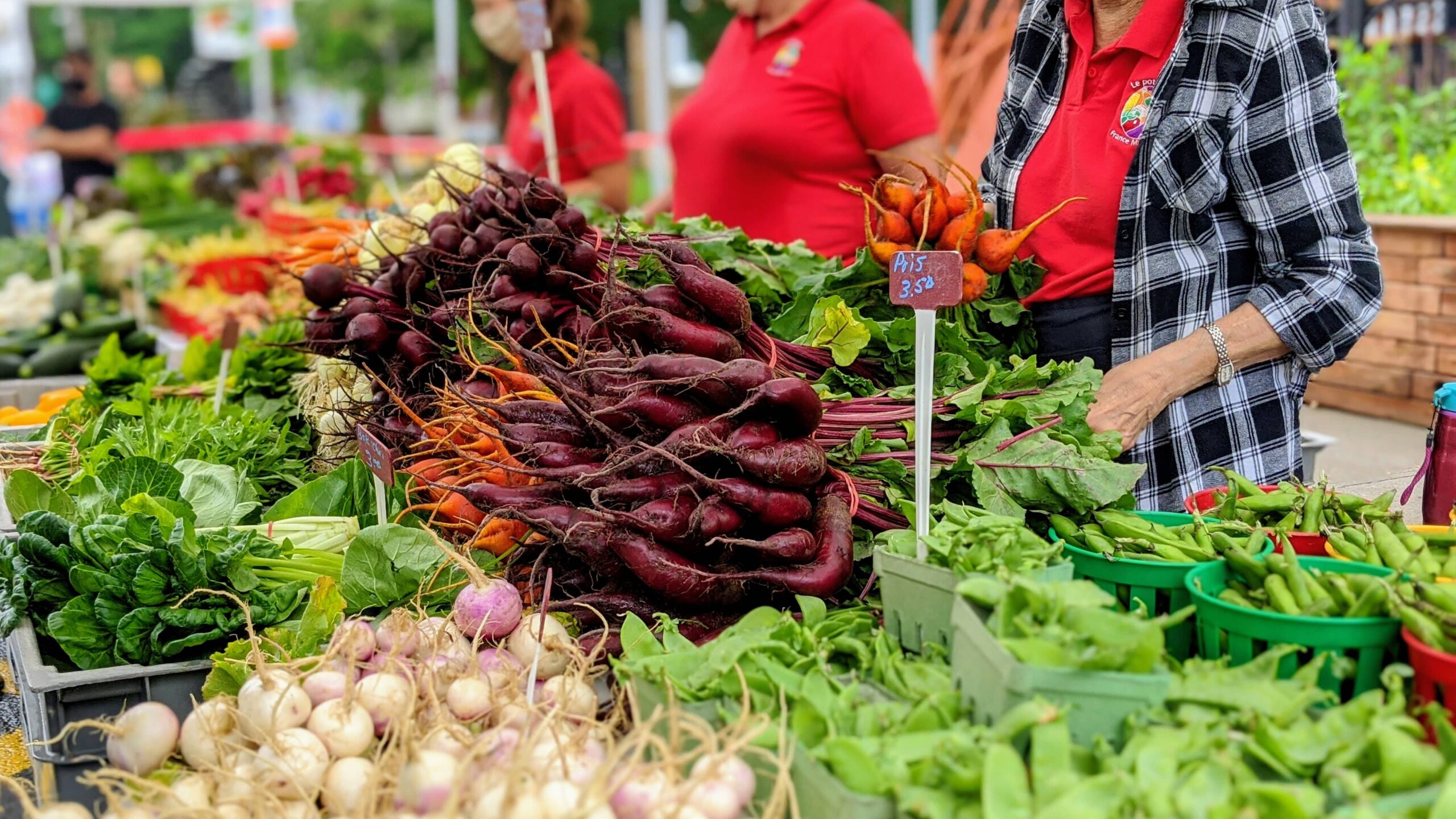 Fruits et légumes au marché estival, achat local