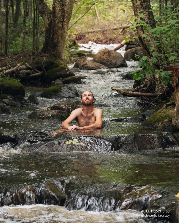 Homme qui se baigne dans une rivière