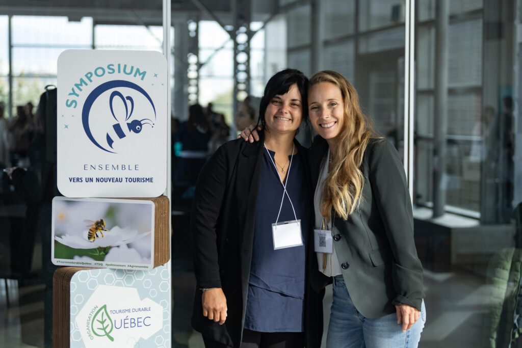 Geneviève Dupéré et Geneviève Turner devant l'affiche Kubbii du Symposium