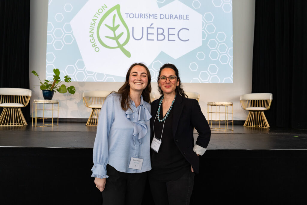 Les deux femmes devant la scène